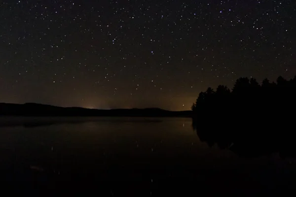 Nachtlandschaft Mit Sternenhimmel Über Dem Ruhigen See — Stockfoto