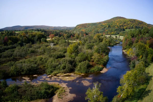 Sonbaharda dağların yakınındaki bir nehrin havadan görünüşü.