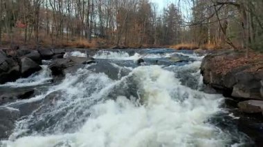 İnsansız hava aracı nehirlerin üzerinden nehrin yukarısına doğru çok alçak irtifada uçuyor..