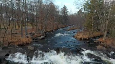 Havanın ortasında geriye doğru uçmak, nehrin ve küçük akıntıların üzerinde düşüşün güzel manzarasını gözler önüne sermek.