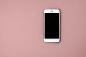 Prázdné chytrý telefon na růžovém pozadí