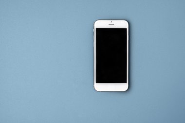 Mavi arka plan boş akıllı telefon