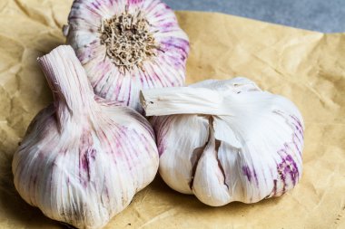 Taze sarımsağı kapatın.