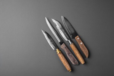 gri bir arka plan üzerinde çeşitli mutfak bıçakları topluluğu