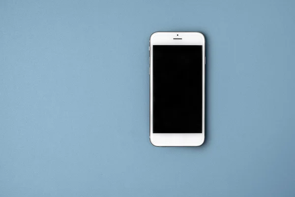 在蓝色背景上的空白智能手机 — 图库照片