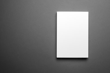 Gri arka plan üzerinde izole boş dergi kapak şablonu 