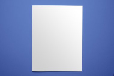 Üzerinde mavi arka plan izole boş dergi kapak şablonu 