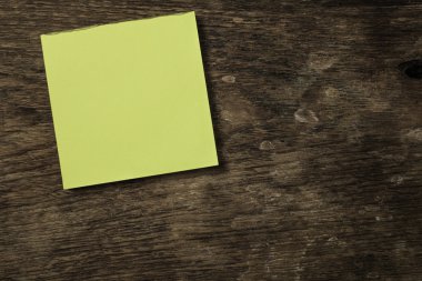 Post Not ve kalem ahşap masa üzerinde boş