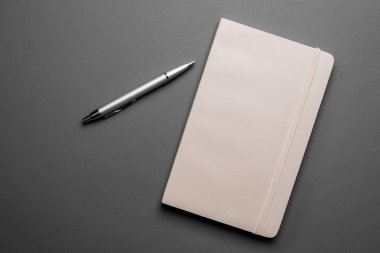 dolma kalem ile eski açık kitap pembe bir arka plan üzerinde Üstten Görünüm