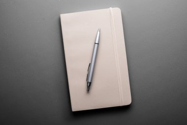 dolma kalem ile eski açık kitap gri arka plan üzerinde Üstten Görünüm