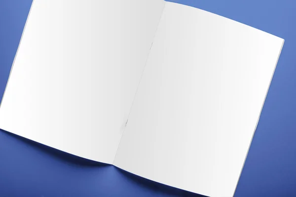 Modelo de capa de revista em branco isolado no fundo azul — Fotografia de Stock