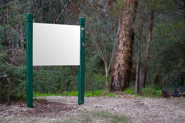 Ein unbeschriebenes Blatt am Wanderweg. — Stockfoto