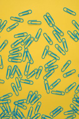 Yakın çekim Sarı zemin üzerine mavi klip