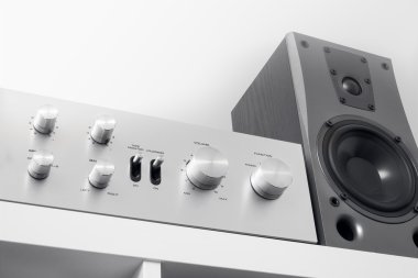Beyaz kabine üzerinde Vintage Stereo amplifikatör