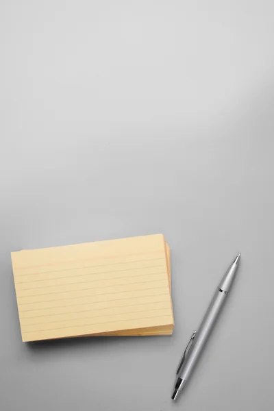 Memo kort tomt och penna vid office bord. Sedd från abov — Stockfoto