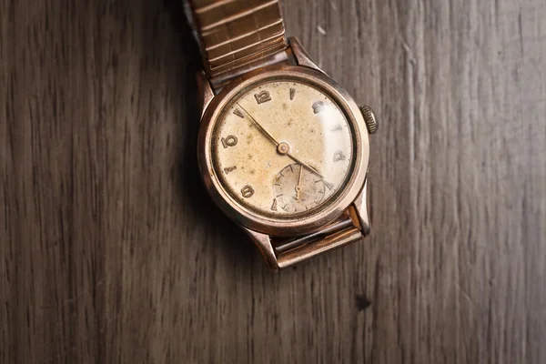 Вінтажний наручний годинник на дерев'яному столі. Класичний годинник — стокове фото