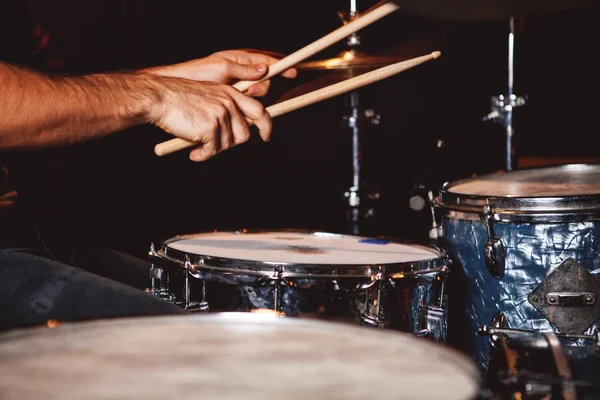 Close up of man playing drums — Stock Photo, Image