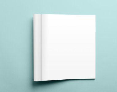 Üzerinde arka izole boş açık dergi