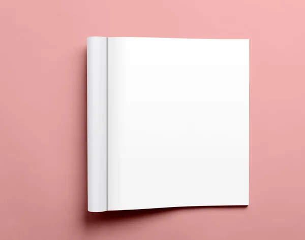 Prázdné otevřené časopis izolovaných na růžovém pozadí — Stock fotografie