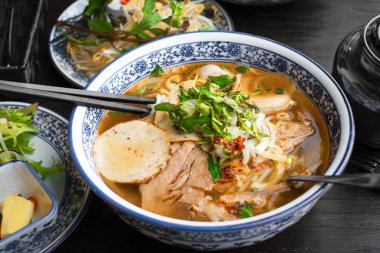 Vietnamca pho tom yum - Asya çorbası 