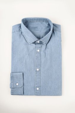düz bir arka plan ile mavi kot gömlek