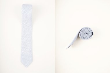 Düz arka plan üzerinde modern çizgili kravat