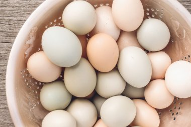 Taze tavuk yumurtaları sepette