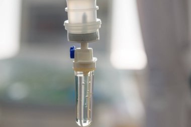 Yoğun bakımda damar içi sıvının yakın görüntüsü.