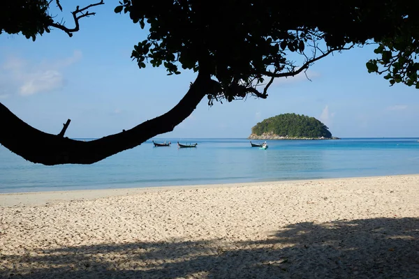 타이의 푸켓에 바다와 아름다운 해변의 — 스톡 사진