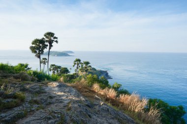 Laem Phrom 'un manzara ve mavi gökyüzü arkaplanı. Turizm için Phuket dönüm noktası.