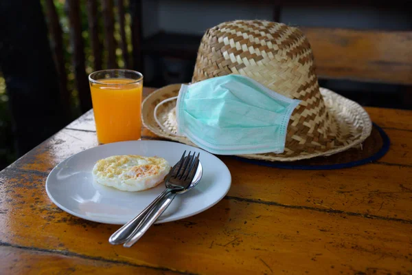 Frühstück Mit Gekochtem Spiegelei Und Orangensaft Mundschutz Und Hut Auf — Stockfoto