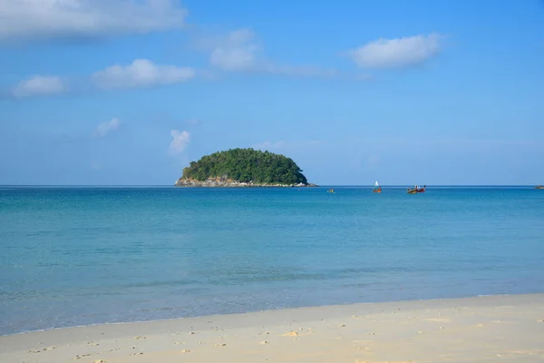 Scène Belle Plage Kata Fond Bleu Ciel — Photo