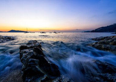 Günbatımı manzarası gökyüzü ve deniz dalgaları Kalim Sahili, Phuket, Tayland