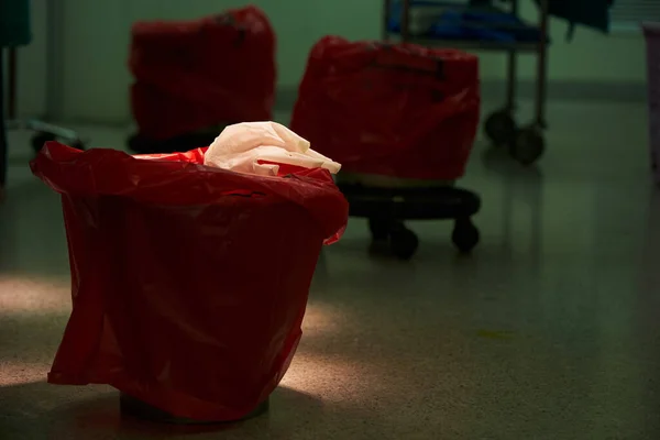 Použité Chirurgické Rukavice Červeném Odpadu Pod Chirurgickou Lampou — Stock fotografie