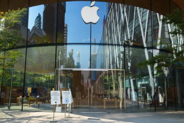 Bangkok, Tayland-21 Şubat 2021: Bangkok şehir merkezindeki Apple mağazası ve mağazanın önündeki binanın yansıması.