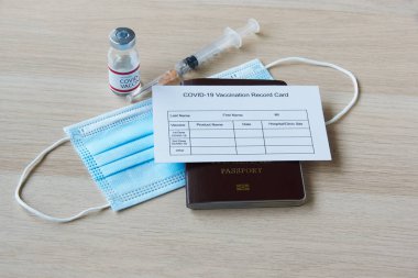 Yeni normal seyir. Pasaport, aşı kayıt formu, yüz maskesi, şırınga ve iğne..