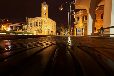 Phuket, Tayland-14 Nisan 2021: Phuket Müzesi 'nin manzarası, alacakaranlık arka planında Phuket şehrindeki eski Çin-Portekiz yapı tarzı