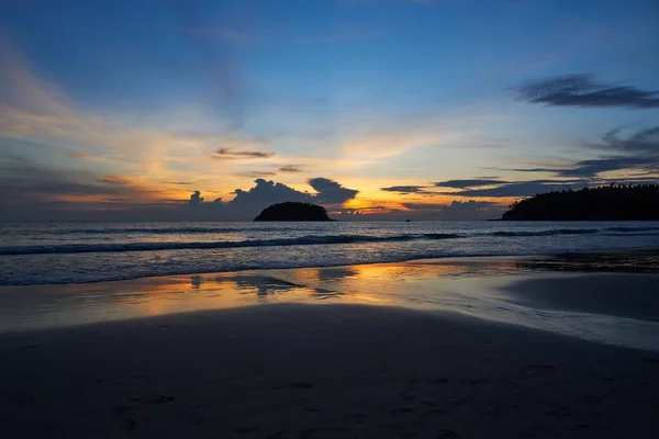 Vista Hermosa Puesta Sol Playa Kata Phuket Tailandia — Foto de Stock