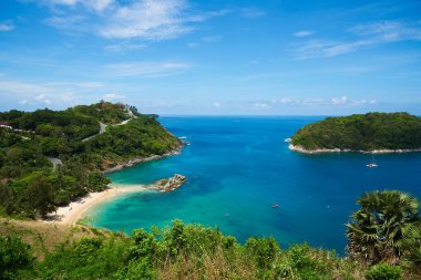 Leam Phromthep 'in Sahnesi, Phuket bakış açısından ve mavi gökyüzü arkaplanından