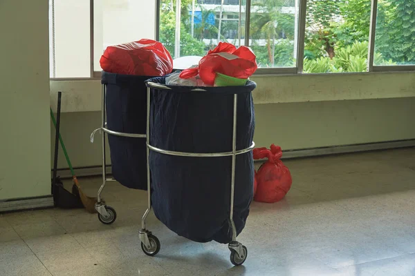 Garbages Caixas Vassoura Com Panela Poeira Chão Hospital — Fotografia de Stock