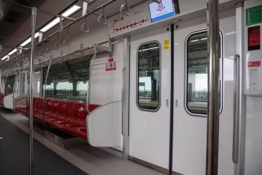 Bangkok, Tayland-2 Ağustos 2021: Bangkok ve banliyö arasında çalışan kırmızı hat banliyö treni hizmetleri.