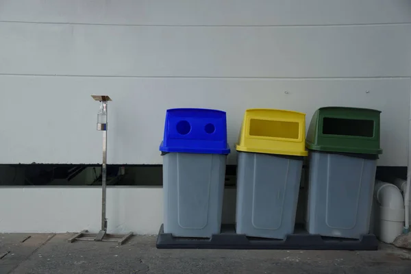 Caixas Lixo Separadas Por Cores Foe Reciclagem Vidro Resíduos Geral — Fotografia de Stock