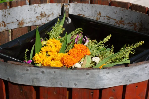 Yellow Orange Flowers Pay Homage Buddha Trash — Stock Photo, Image