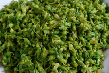 Yakından bakınca, beyaz tabakta kızartılmış inek ayağı sarmaşığı gibi lezzetli görünüyor.