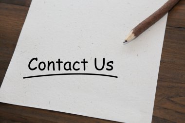 eski ahşap masa hakkında boş kağıt kalem