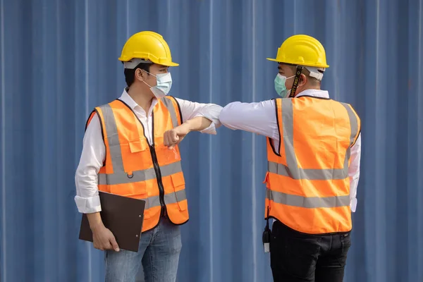 Dwóch Azjatyckich Pracowników Kontenerowych Noszących Maskę Twarz Powitaniem Łokcia Aby — Zdjęcie stockowe