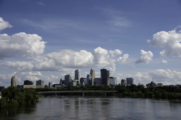 Skyline di Minneapolis con cielo blu — Foto Stock