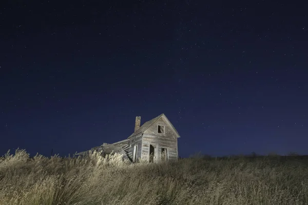 夜にワイオミング州の牧場に放棄された家 — ストック写真