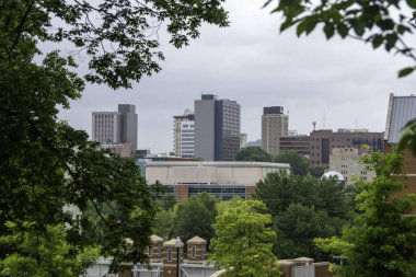 Bahar mevsiminde ağaçlar ve binalarla Knoxville Tenessee manzarası