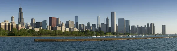 Mavi gökyüzü ile Chicago manzarası. — Stok fotoğraf